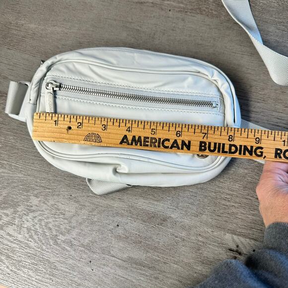 Lululemon Wunderlust Belt Bag 1.8 L Light Grey - Picture 5 of 6